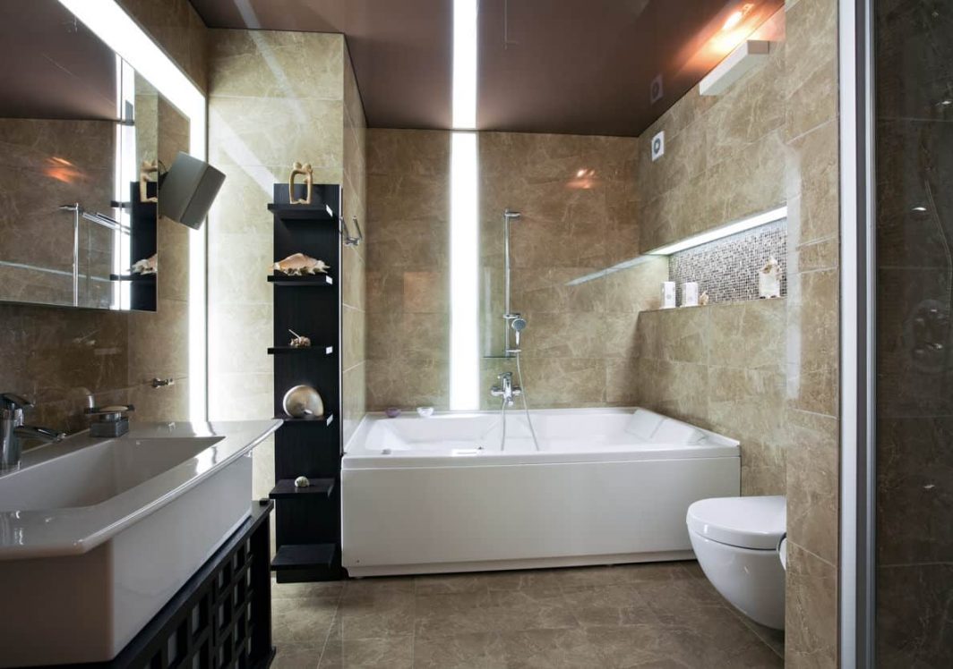 Alcove-bathtub-in-master-bathroom-may3